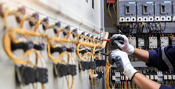 Professional Electrician technician working in Bernie, MO